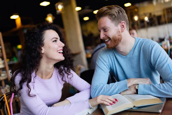 Studenti che trascorrono del tempo in caffetteria — Foto Stock