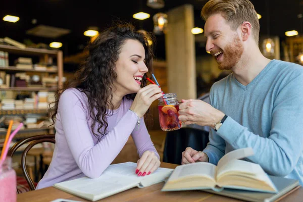 Students spending time in coffee shop — Stock Photo, Image