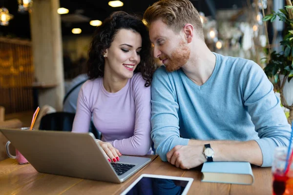 Casal passar o tempo trabalhando no laptop — Fotografia de Stock