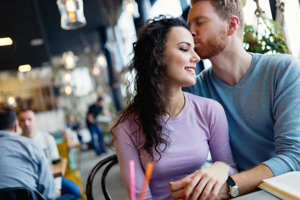 Koppel op datum in de coffeeshop — Stockfoto