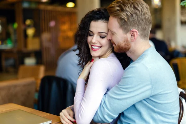 Couple sur la date dans le café — Photo