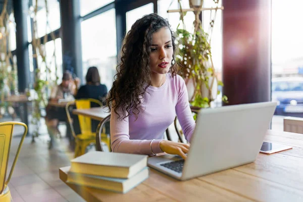 Ung kvinne som jobber med laptop – stockfoto