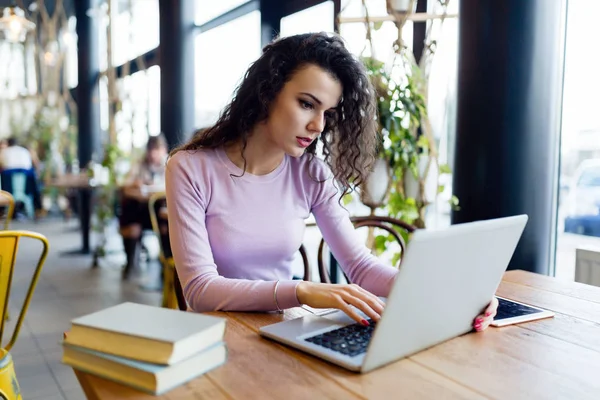 Ung kvinne som jobber med laptop – stockfoto