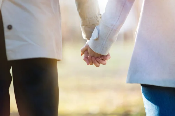 Close-up de casal amoroso de mãos dadas — Fotografia de Stock