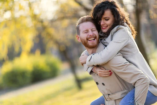 Casal jovem ter data romântica — Fotografia de Stock