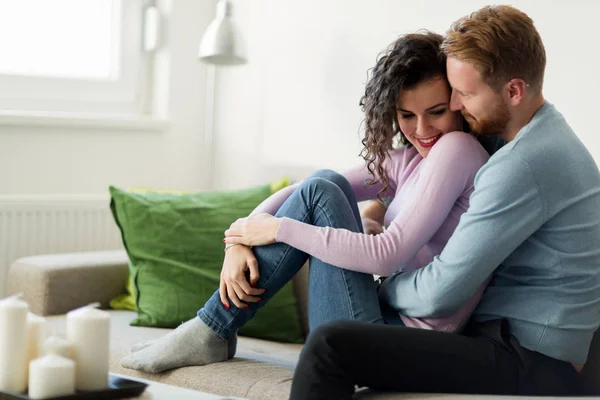 Par har romantiska gånger hemma — Stockfoto