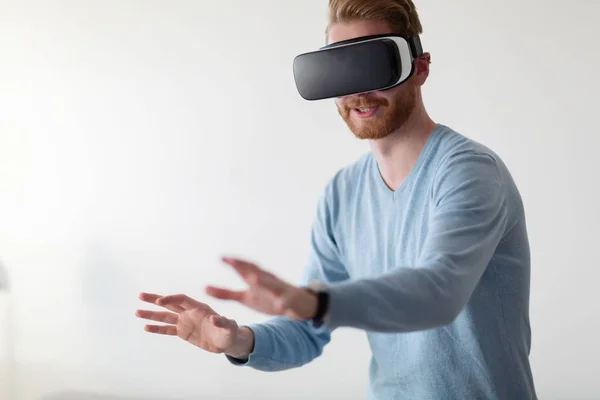 Hombre con auriculares de realidad virtual —  Fotos de Stock