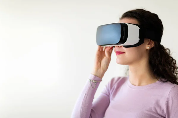 Donna virtuale cercando occhiali realtà — Foto Stock