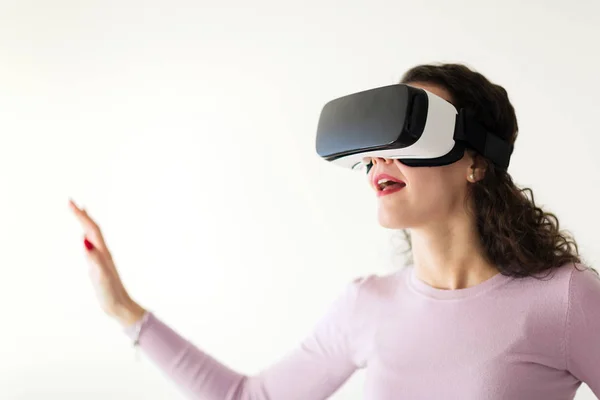 Frau probiert Virtual Reality Brille aus — Stockfoto