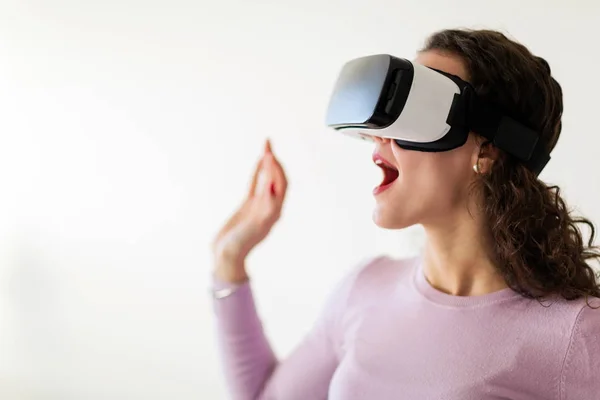 Frau probiert Virtual Reality Brille aus — Stockfoto