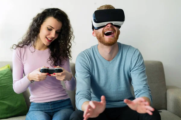 Jovem casal jogar jogos de vídeo — Fotografia de Stock