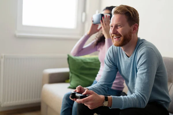 Jeune couple jouant à des jeux vidéo — Photo