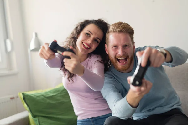 Casal jogar jogos de vídeo — Fotografia de Stock