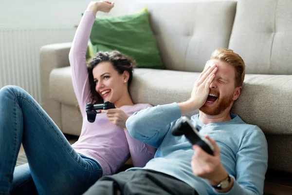 Couple jouant à des jeux vidéo — Photo