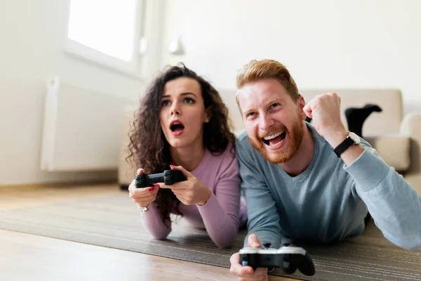 Pareja jugando videojuegos — Foto de Stock