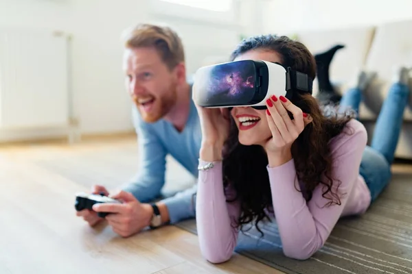 Mladý pár hraje videohry — Stock fotografie