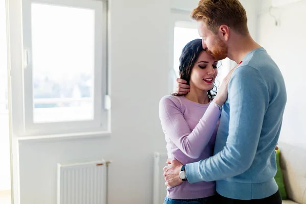 Casal ter momentos românticos em casa — Fotografia de Stock