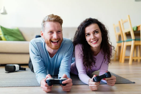 Casal jogar jogos de vídeo — Fotografia de Stock