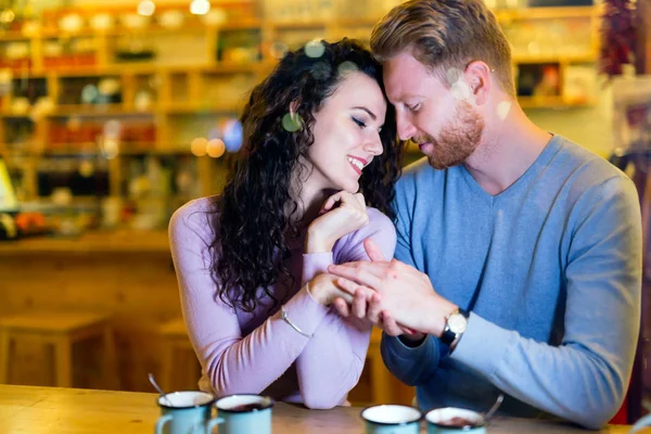 Pareja que tiene cita en la cafetería —  Fotos de Stock