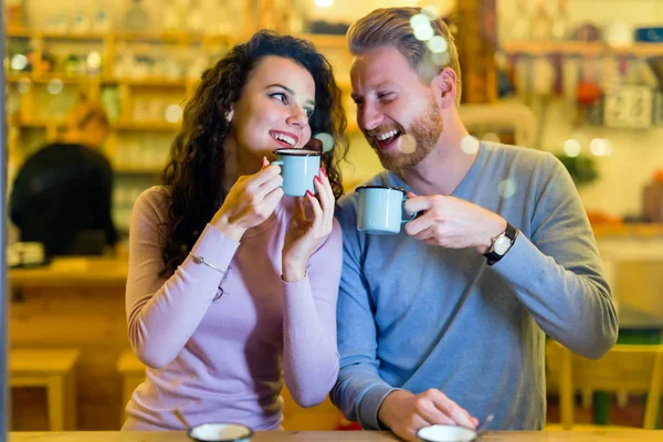 Pareja que tiene cita en la cafetería —  Fotos de Stock