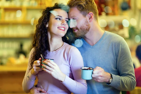 Pareja que tiene cita en la cafetería —  Fotos de Stock