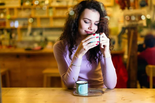 Belle femme buvant du café — Photo