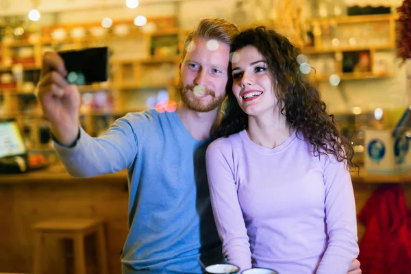 Casal tirando selfie — Fotografia de Stock