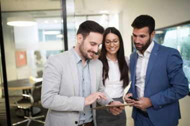  iş arkadaşlarınızla birlikte tablet üzerinde çalışan