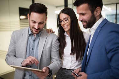  iş arkadaşlarınızla birlikte tablet üzerinde çalışan