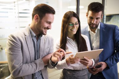  iş arkadaşlarınızla birlikte tablet üzerinde çalışan