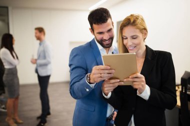  Tablet kullanarak iş ortakları
