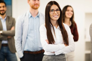 Ofiste grup fotoğrafı için poz neşeli ofis ekibi