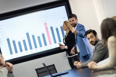 Konferans salonundaki seminere katılan işadamları resmini