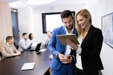 Genç çekici iş çift kendi şirketindeki tablet kullanma