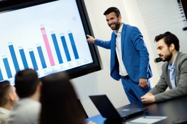 Konferans salonundaki seminere katılan işadamları resmini