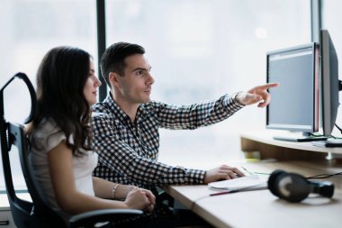  İş arkadaşları proje üzerinde çalışıyor