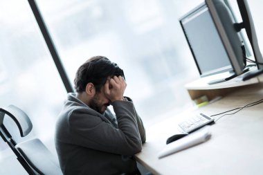  having problem eserlerindeki işadamı