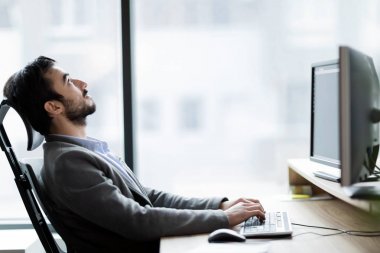  having problem eserlerindeki işadamı