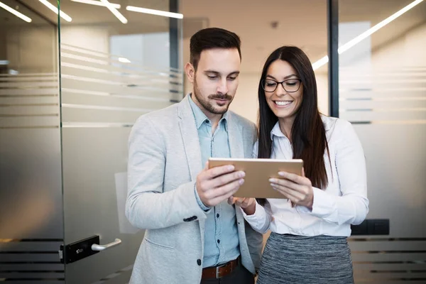 Parceiros comerciais usando tablet — Fotografia de Stock