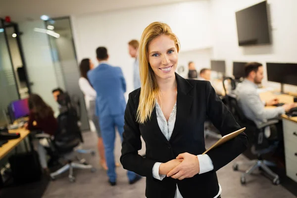 Businesswoman posing while other businesspeople — Stock Photo, Image