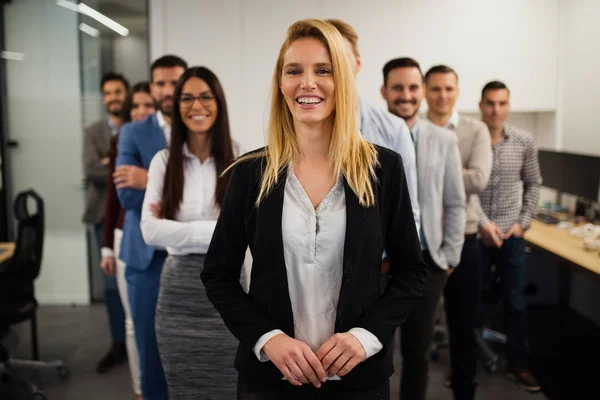 Geschäftsfrau Mit Positivem Blick Und Fröhlichem Lächeln Posiert Vor Ihren — Stockfoto