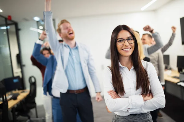 Företag Dam Med Positiv Titt Och Glada Leende Poserar För — Stockfoto