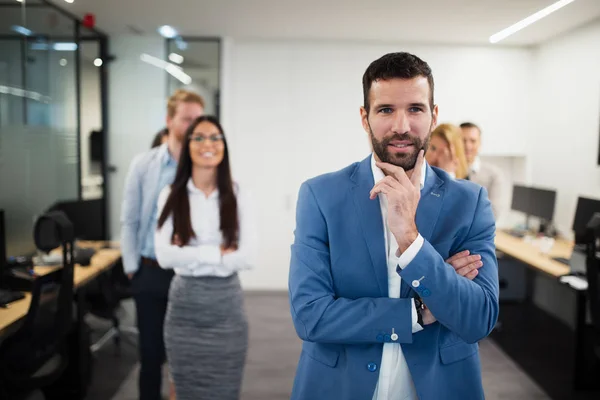 Porträt Eines Gutaussehenden Jungen Geschäftsmannes Mit Seinen Amtskollegen — Stockfoto