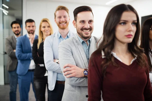 Équipe Hommes Affaires Joyeux Dans Bureau Posant Pour Photo Groupe — Photo