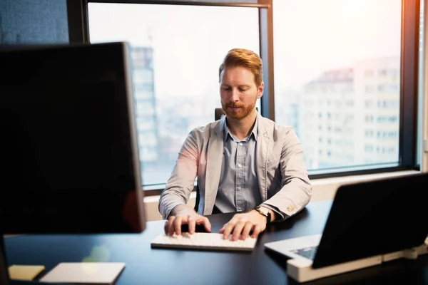 Zakenman werkt op de computer in het kantoor — Stockfoto