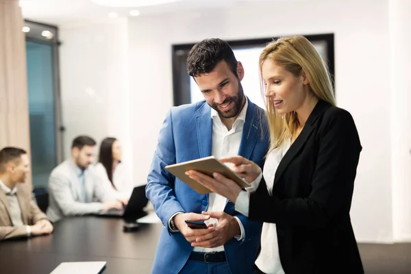 Portret Van Aantrekkelijke Zakenpartners Met Tablet Kantoor — Stockfoto