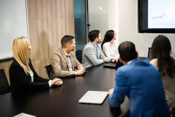 Podnikatelé mají schůzku v konferenční místnosti — Stock fotografie