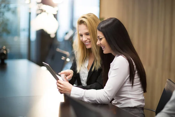 Mulheres de negócios usando Digital Tablet — Fotografia de Stock