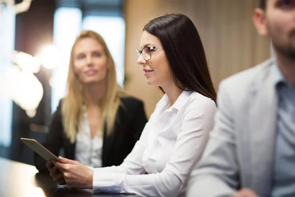 Joven empresaria sosteniendo tableta — Foto de Stock