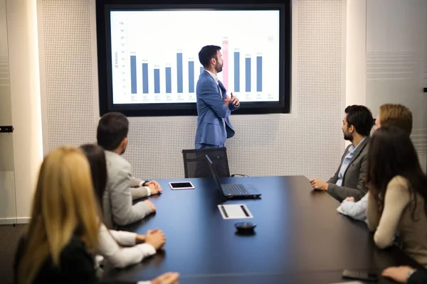 Jonge Aantrekkelijke Zakenman Presentatie Tonen Aan Zijn Collega Vergaderruimte — Stockfoto